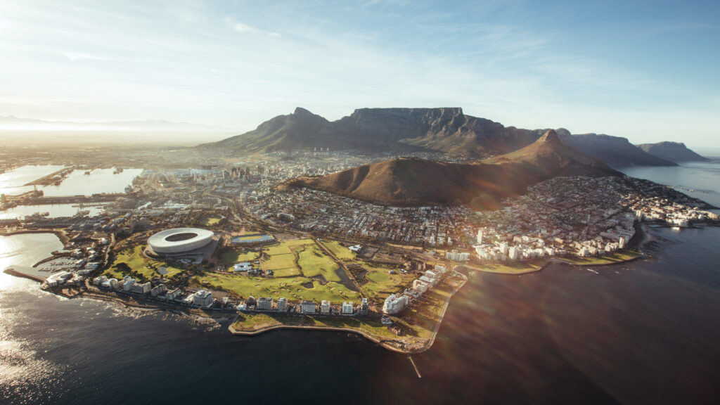 Vista aérea da Cidade do Cabo com a Table Mountain, a Lion’s Head, o estádio de Green Point e o porto à beira do Atlântico.