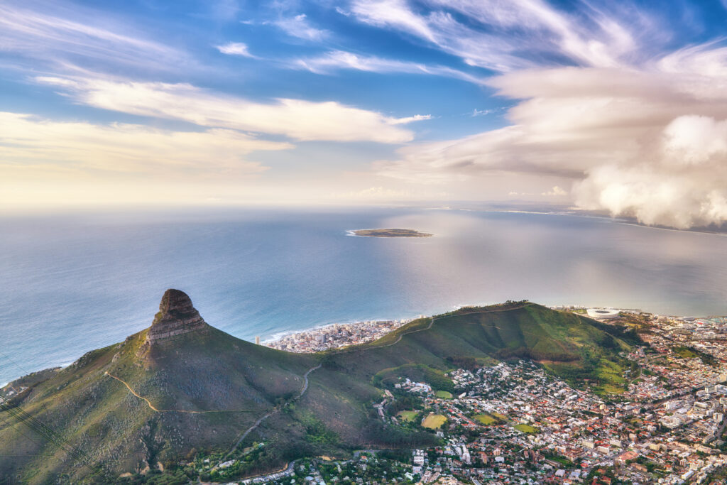 Vista do alto da Table Mountain para a Lion’s Head, a Signal Hill e a Cidade do Cabo, com Robben Island no meio do Atlântico.