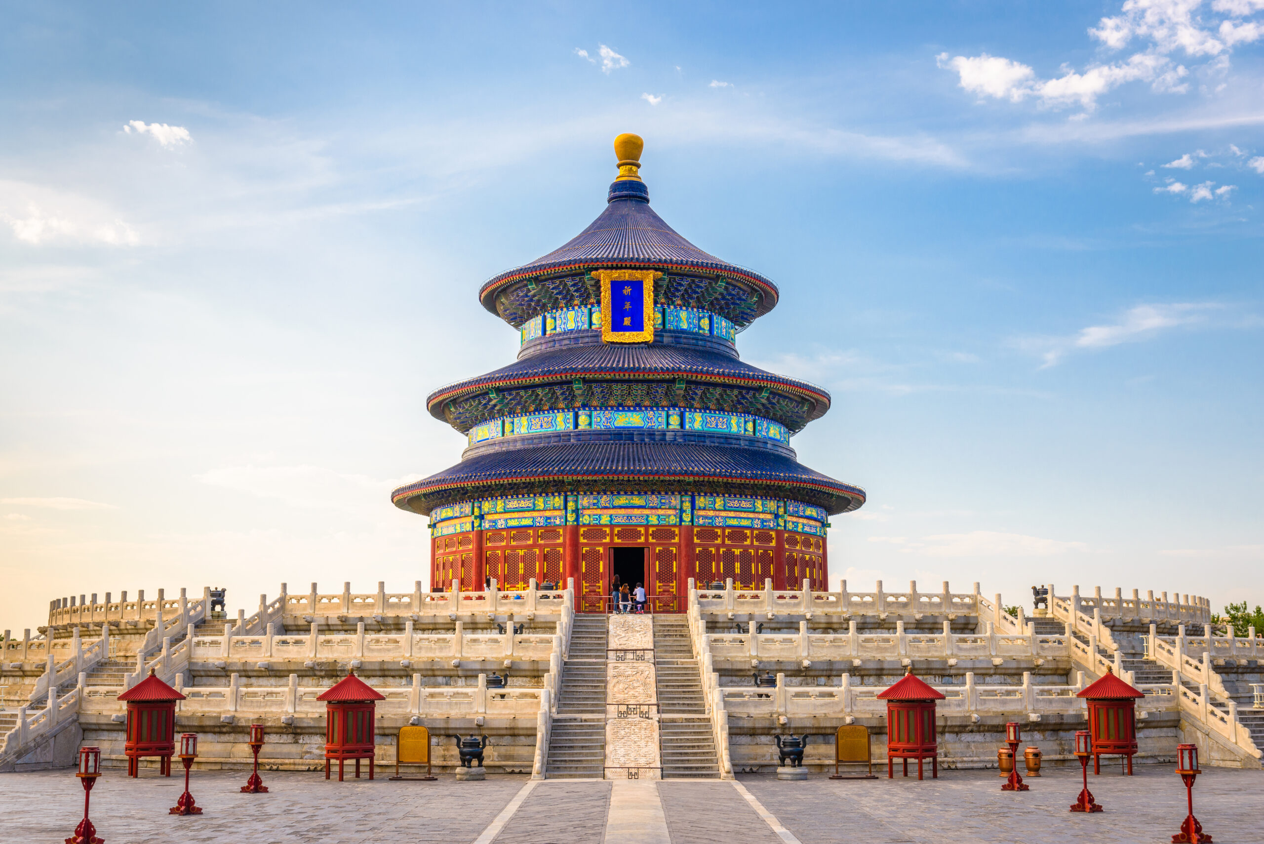 Salão da Oração pelas Boas Colheitas, no Templo do Céu, em Beijing, com telhado azul de três níveis sobre terraços de mármore branco.