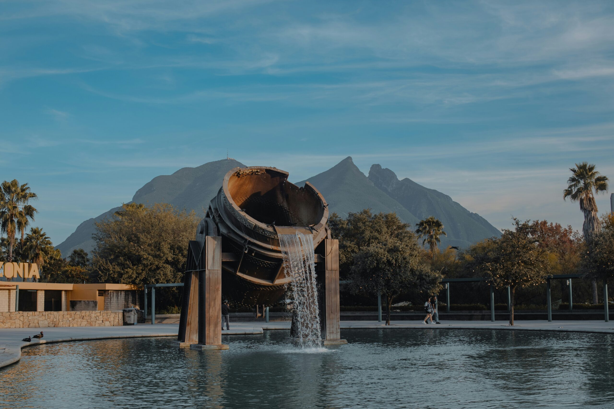 Fonte industrial no Parque Fundidora, em Monterrey, com o Cerro de la Silla ao fundo
