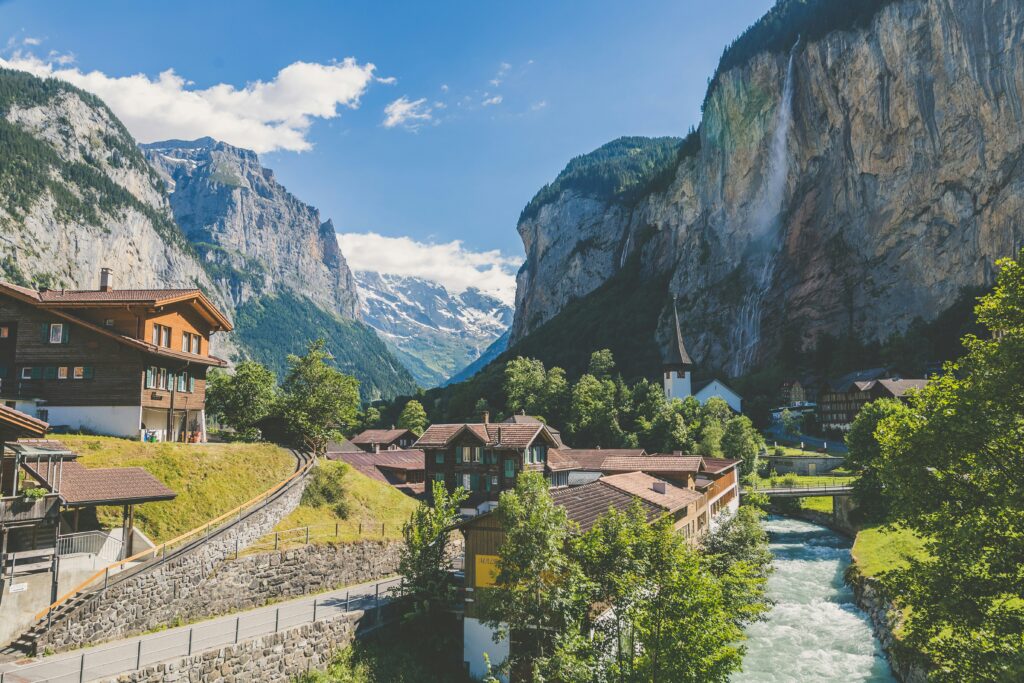 Vale de Lauterbrunnen, na Suíça, com cascata e chalés entre as montanhas