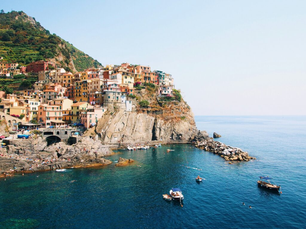 Vilarejo colorido de Manarola, em Cinque Terre, na costa italiana