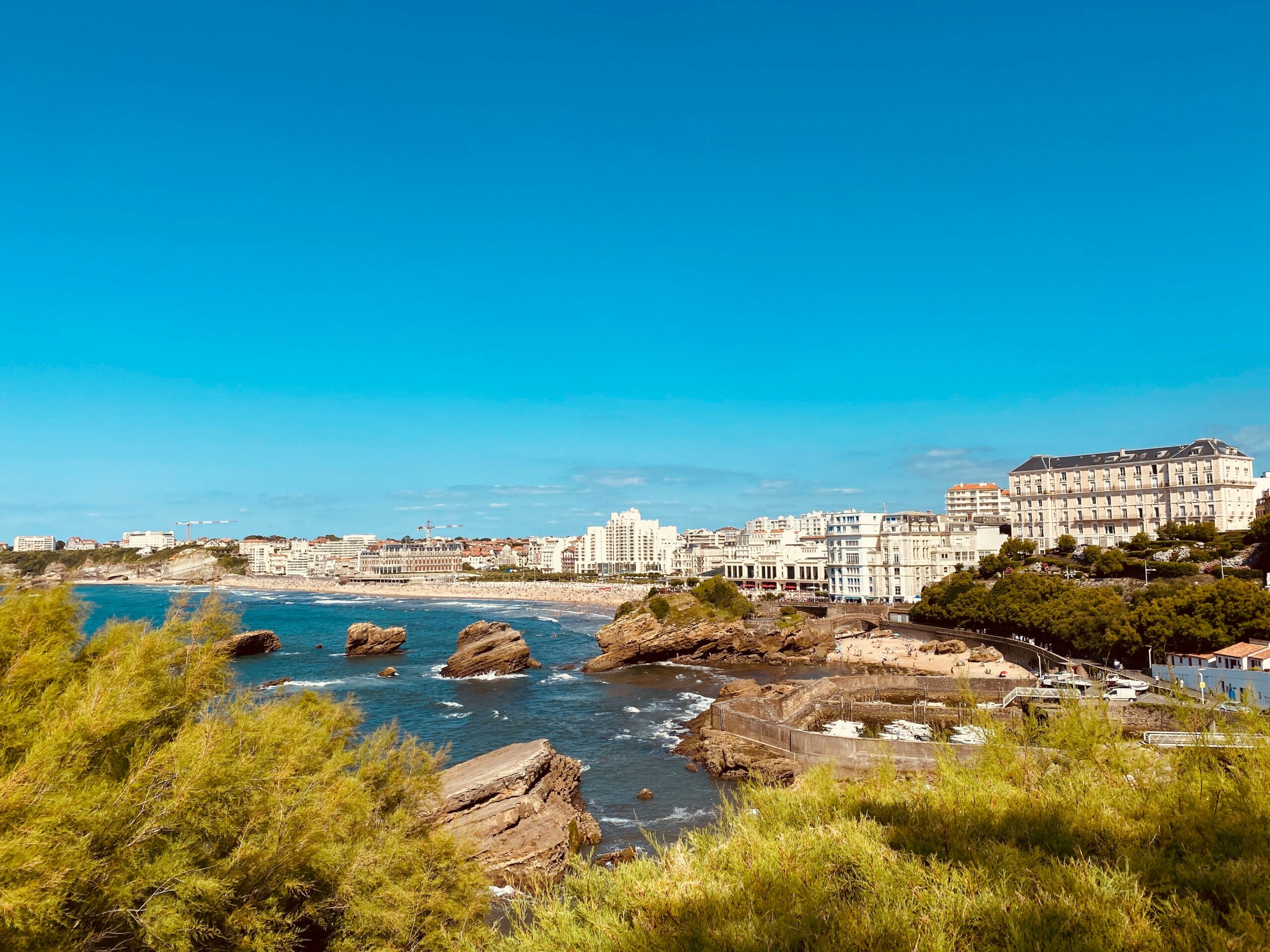 Vista da orla e da praia de Biarritz, na região da Nouvelle-Aquitaine