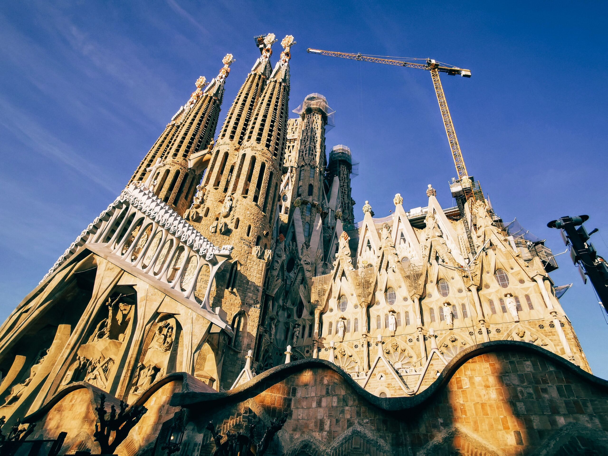 Fachada da Sagrada Família, em Barcelona, vista de baixo para cima