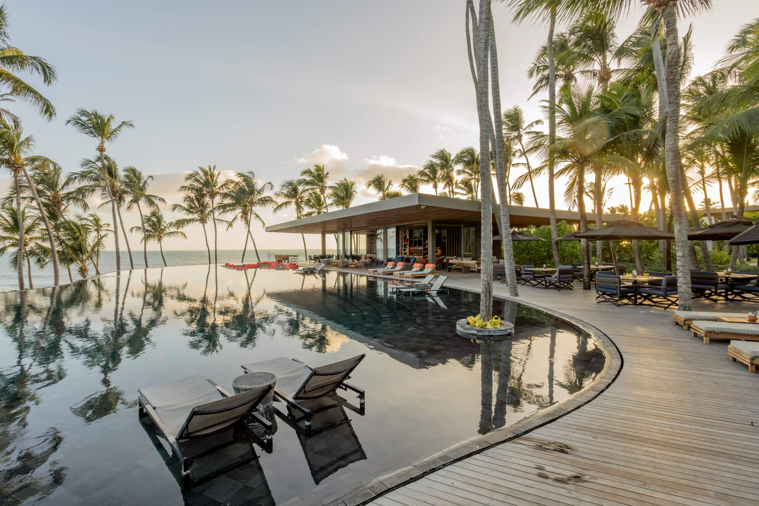Piscina de borda infinita ao entardecer no Carmel Taíba Exclusive Resort, em São Gonçalo do Amarante, Ceará