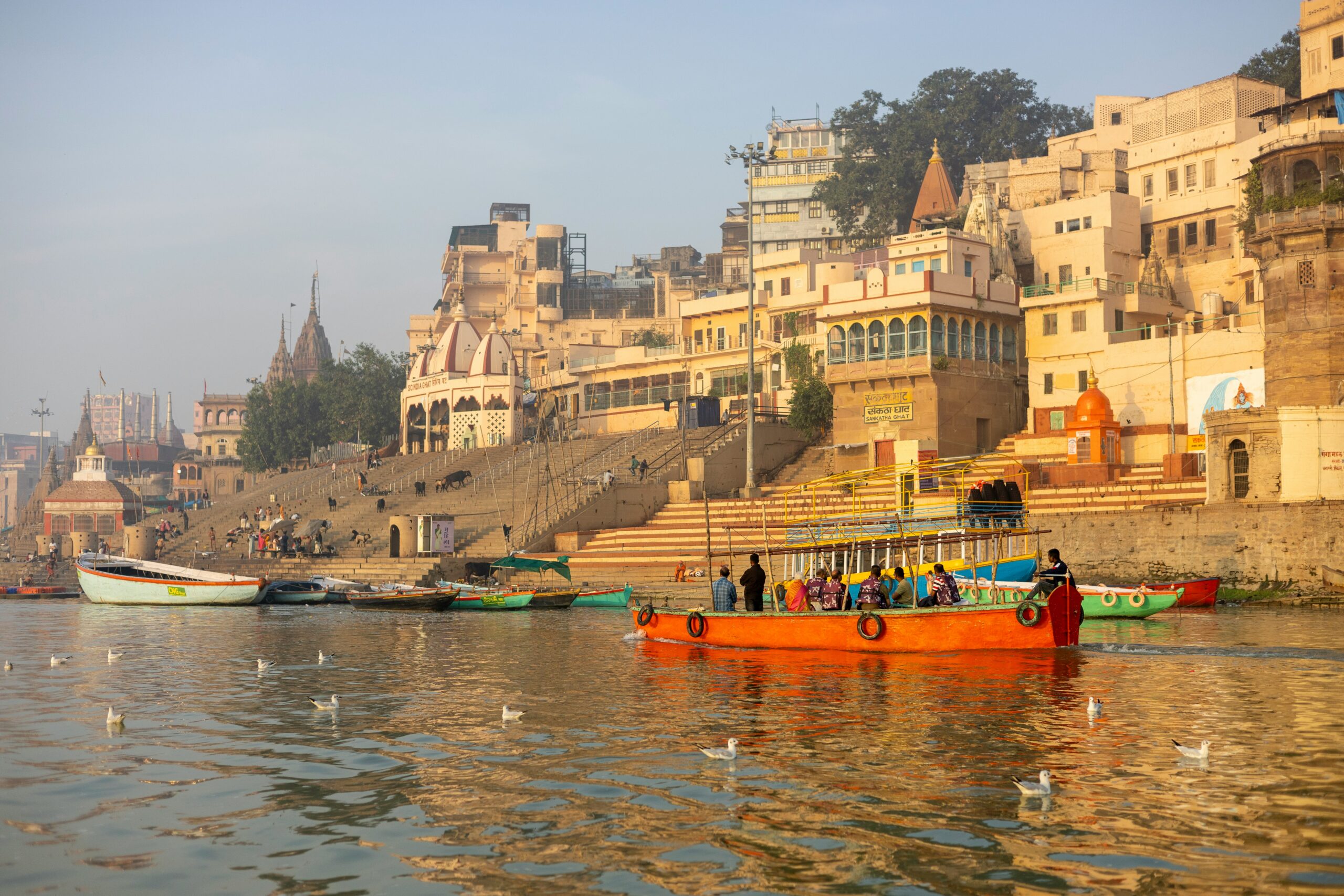 Ghats, escadarias que descem até o Rio Ganges.