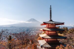 Pagoda Chureito de cinco andares em vermelho com o Monte Fuji ao fundo durante o outono, em Fujiyoshida, Japão