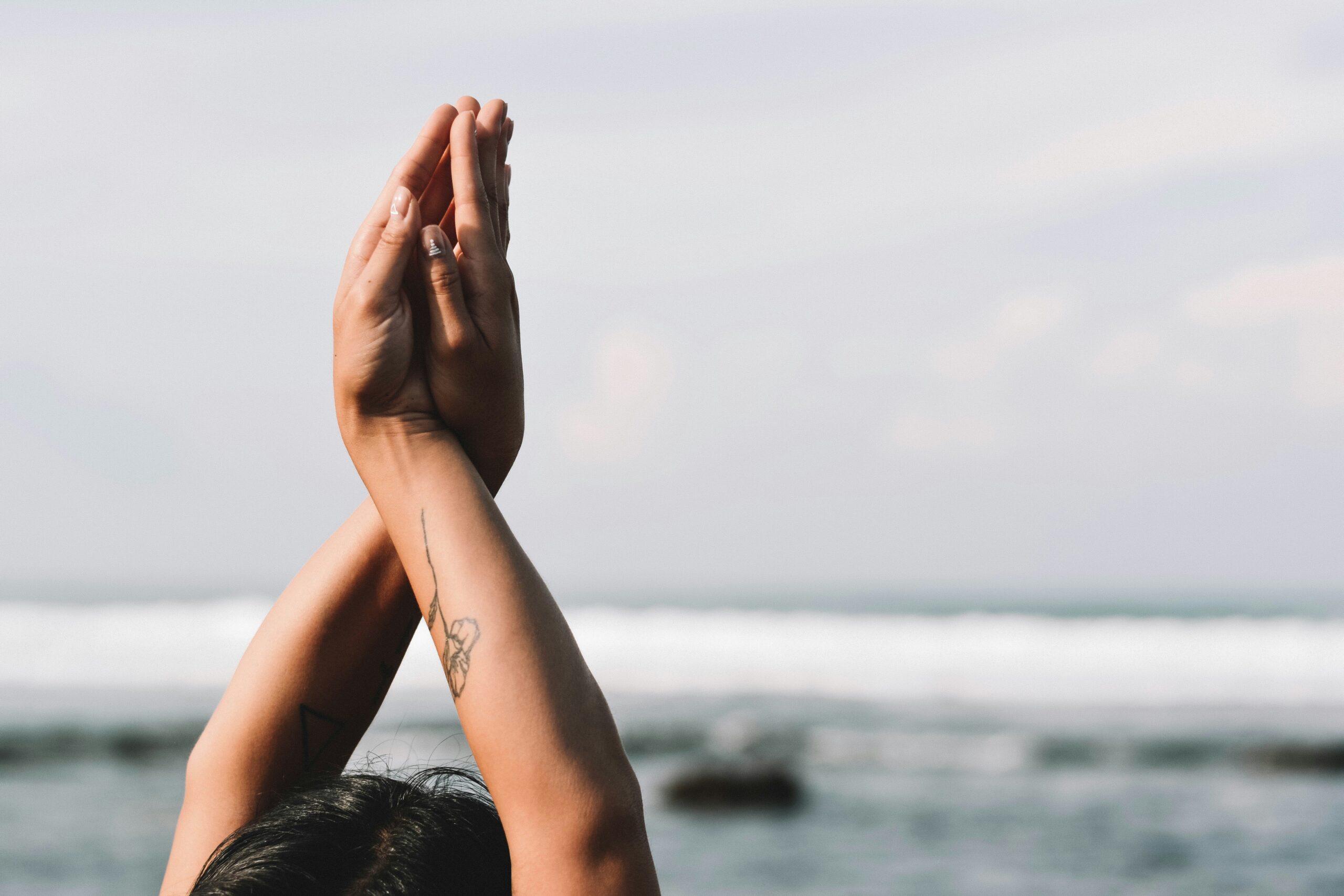 Posição de yoga para wellness na praia.