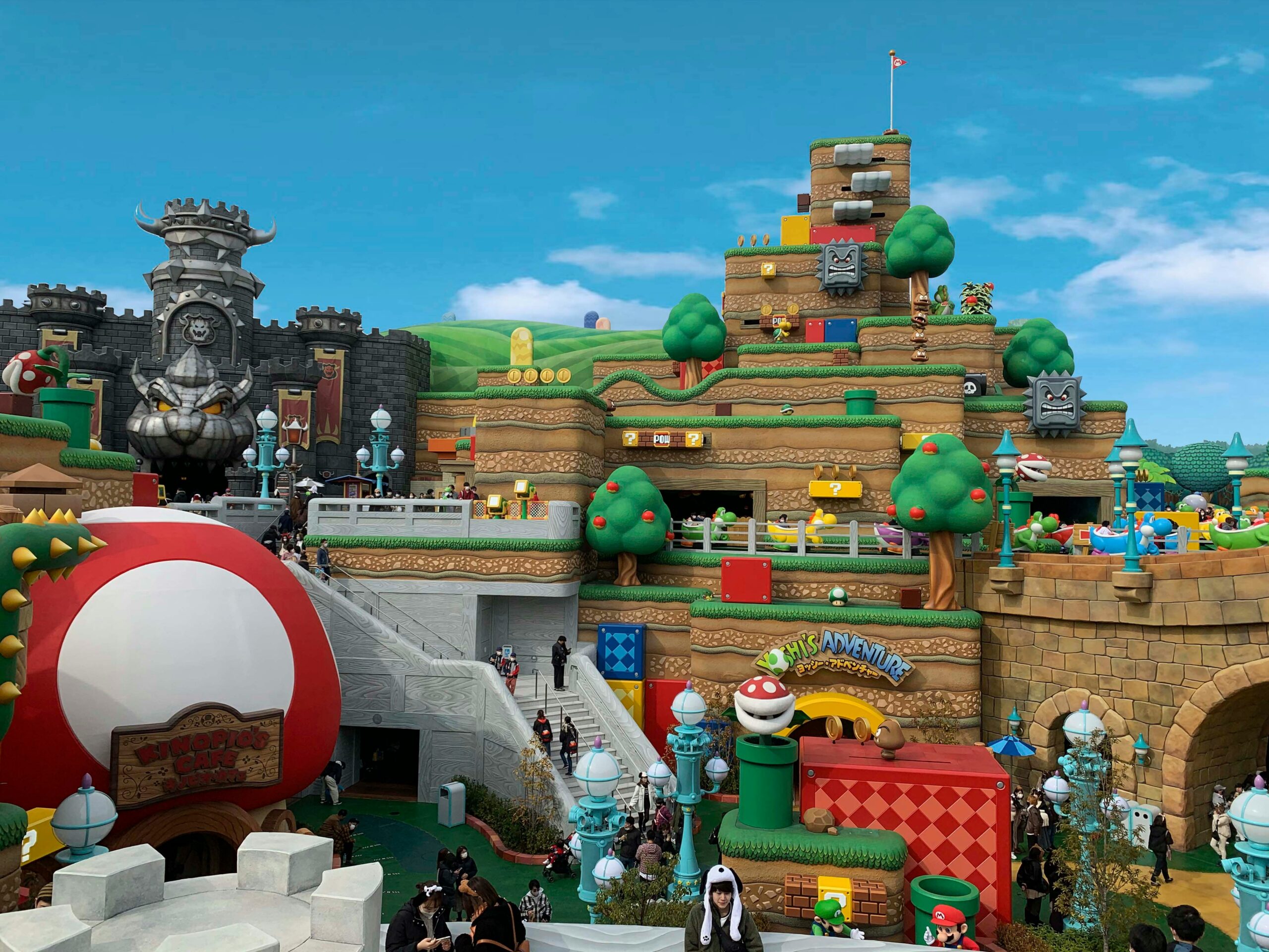 Área temática Super Nintendo World no Universal Studios Japan em Osaka, com cenários coloridos inspirados no jogo Super Mario Bros e visitantes