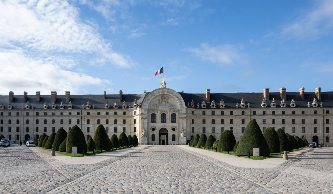 Fachada principal do Hôtel des Invalides em Paris, sede do Musée de l'Armée, com a cúpula dourada ao centro