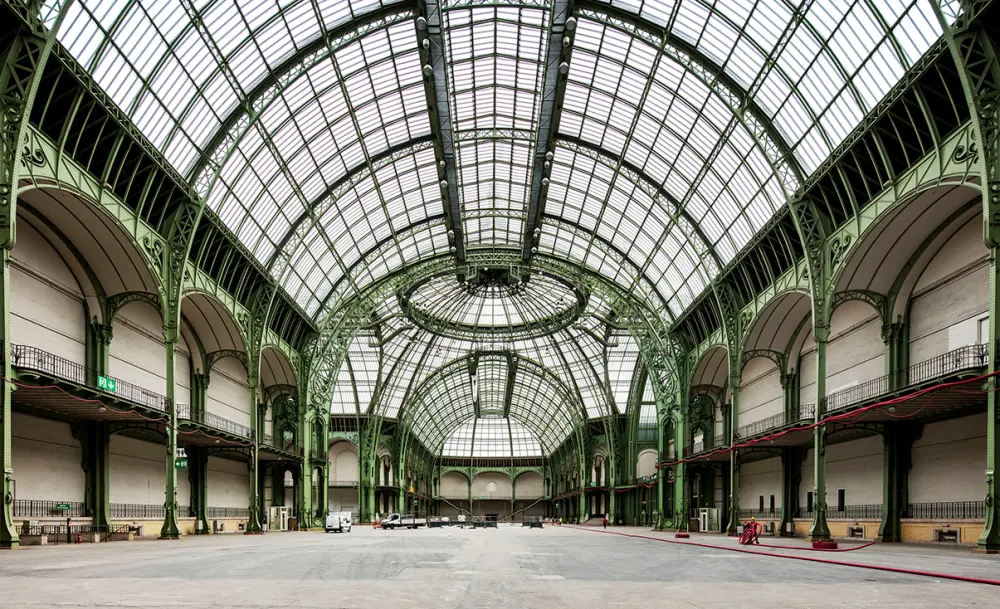 Nave sul do Grand Palais em Paris, com estrutura de vidro e ferro Art Nouveau vista de dentro
