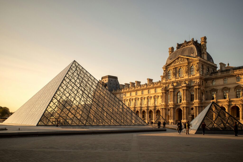 Pirâmide de vidro do Museu do Louvre em Paris ao entardecer
