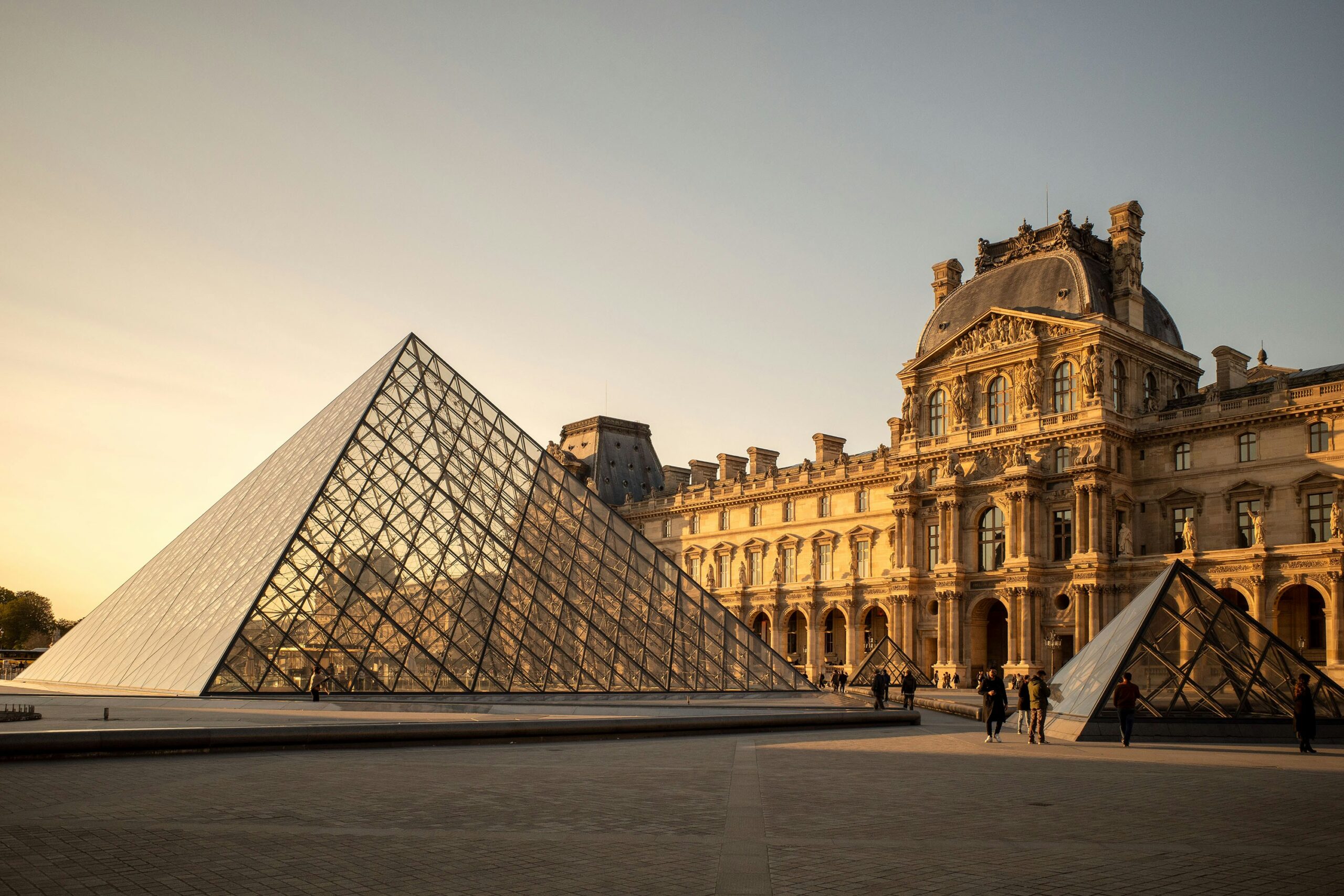 Pirâmide de vidro do Museu do Louvre em Paris ao entardecer