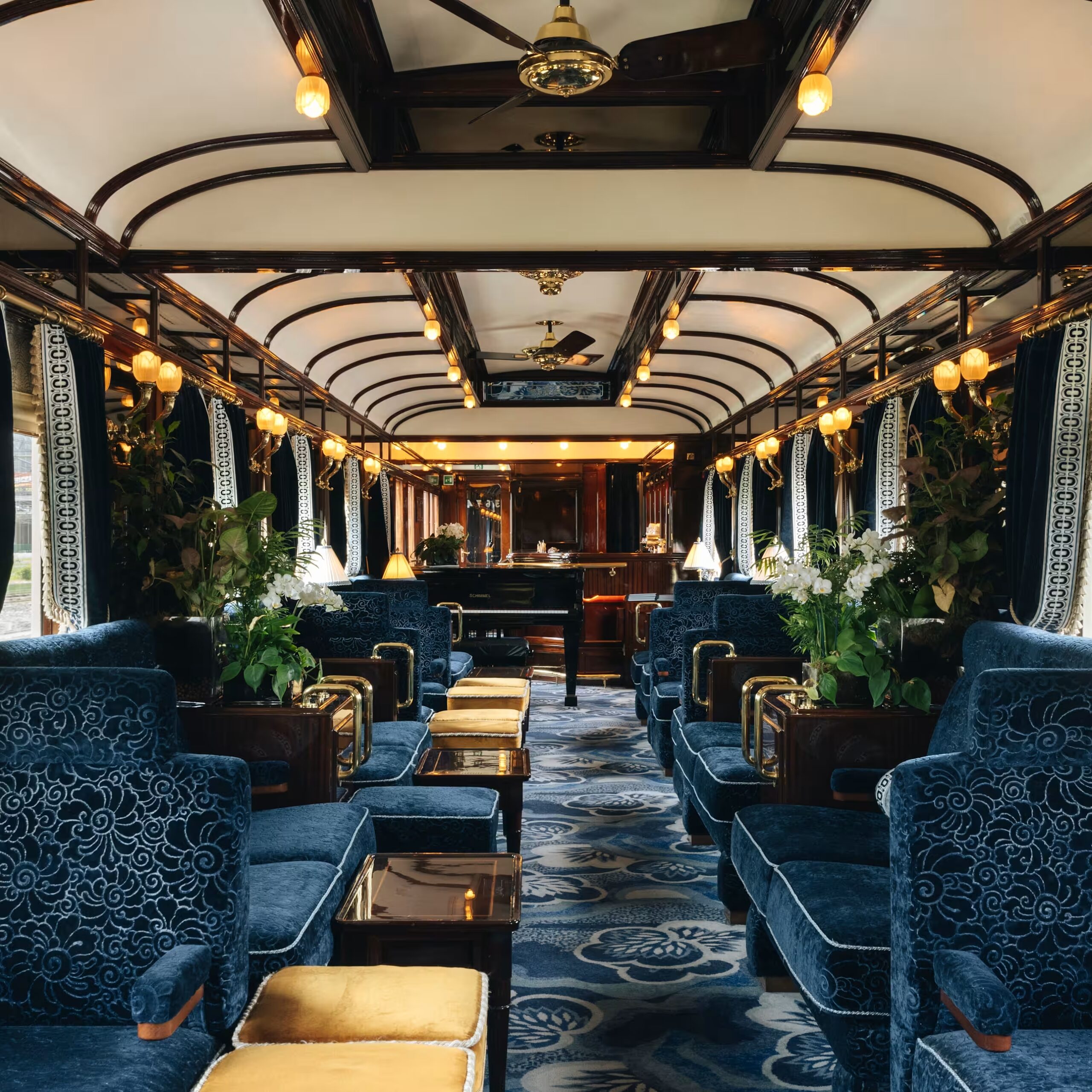 Vagão-bar do Expresso Oriente com decoração em madeira nobre e estilo art déco dos anos 1920