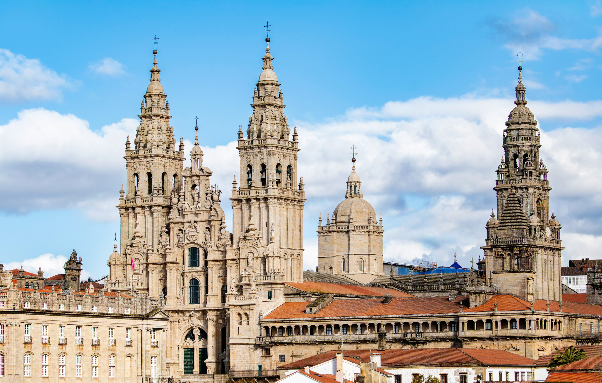 Torres barrocas da Catedral de Santiago de Compostela vistas contra o céu azul, ponto final do Caminho de Santiago