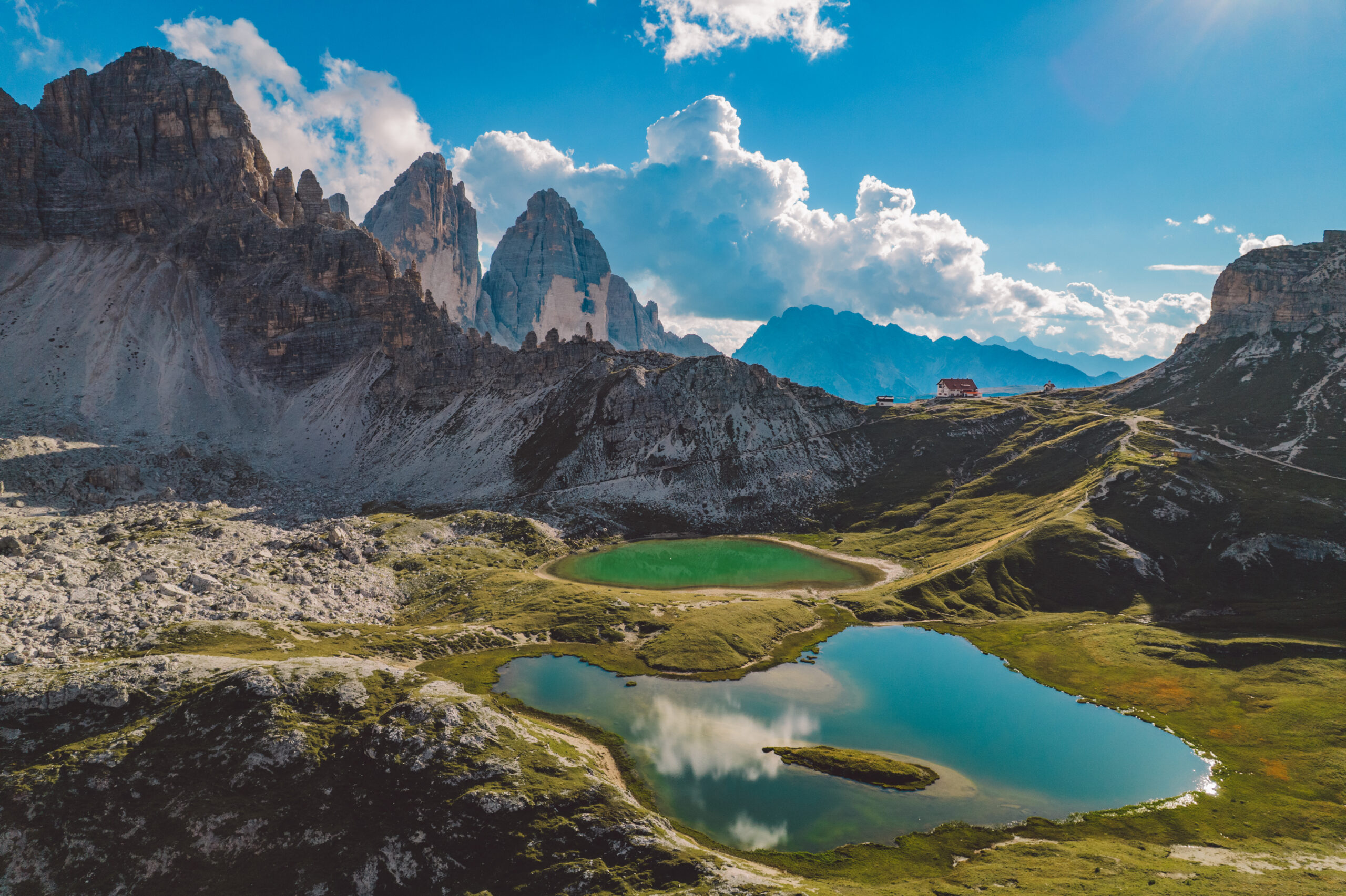 Picos das Tre Cime di Lavaredo refletidos em lagos glaciais nas Dolomitas, norte da Itália