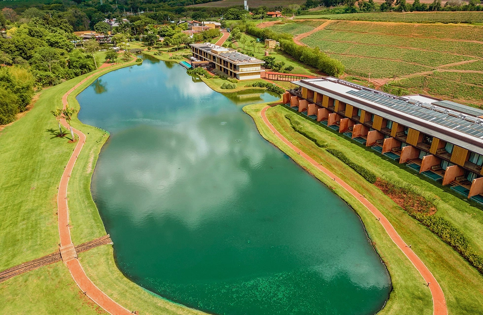 Vista aérea do Clara Dourado com lago central cercado por jardins no interior de São Paulo
